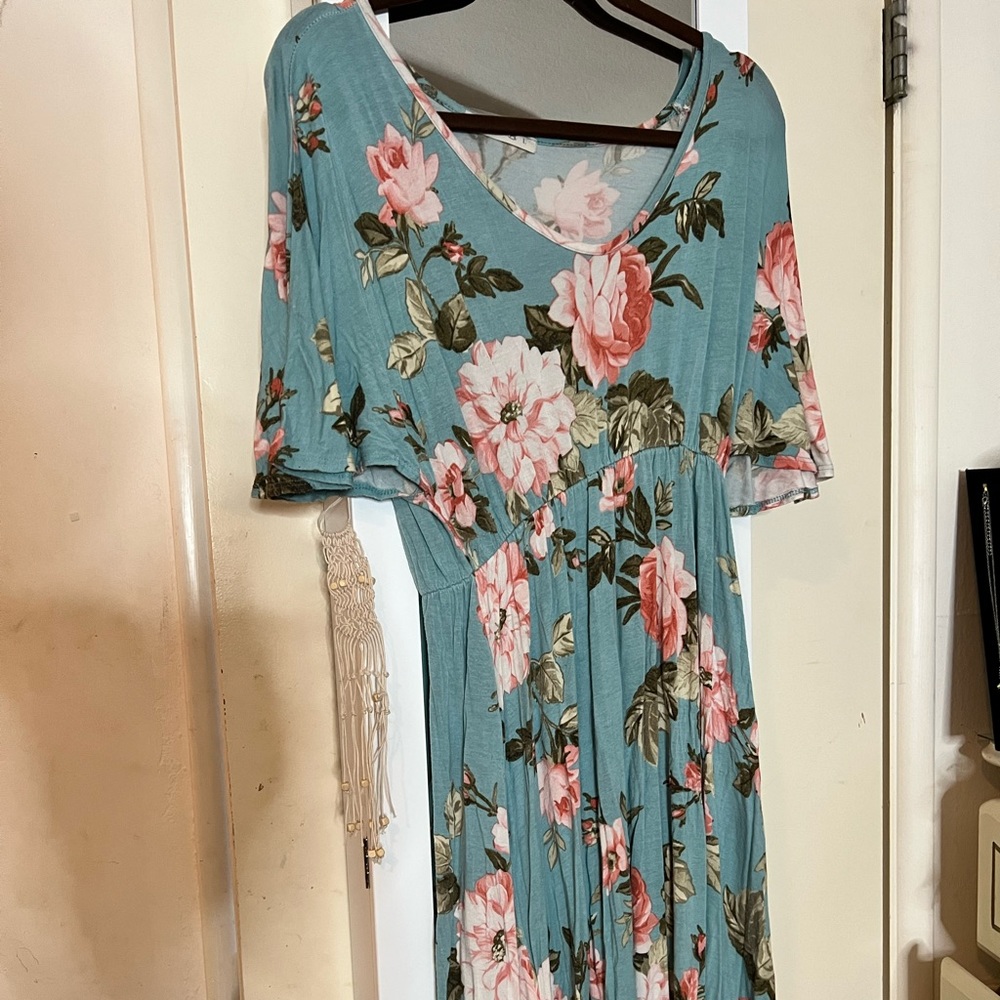 Beauty to mid length dress